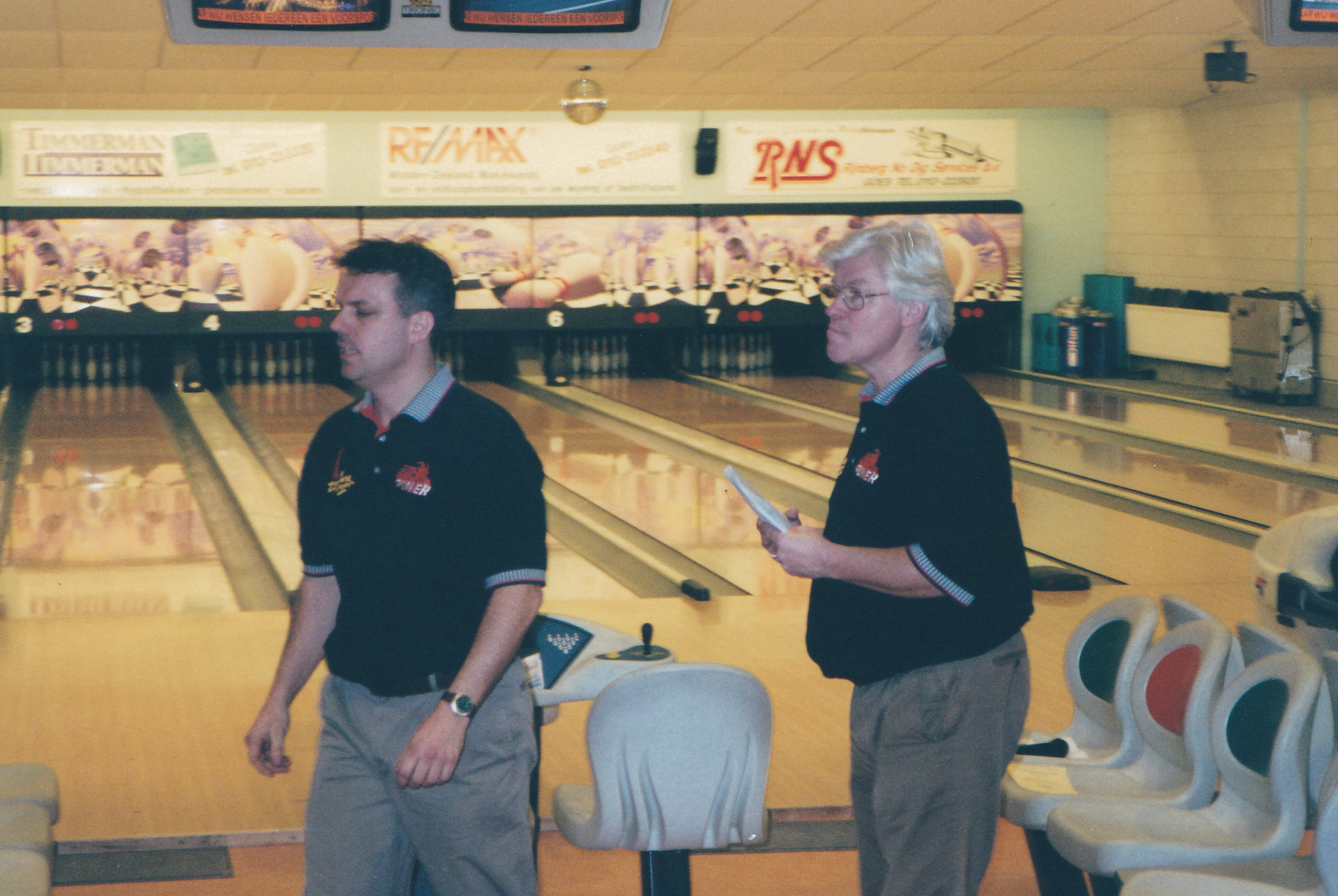 2001 dec bowlinggoes3